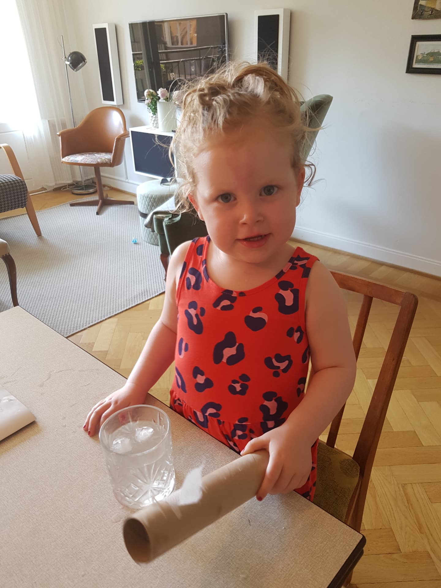 Tea vid köksbordet med ett papprör